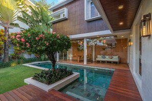 Outdoor pool, free pool cabanas - Villa Nestor (Canggu)