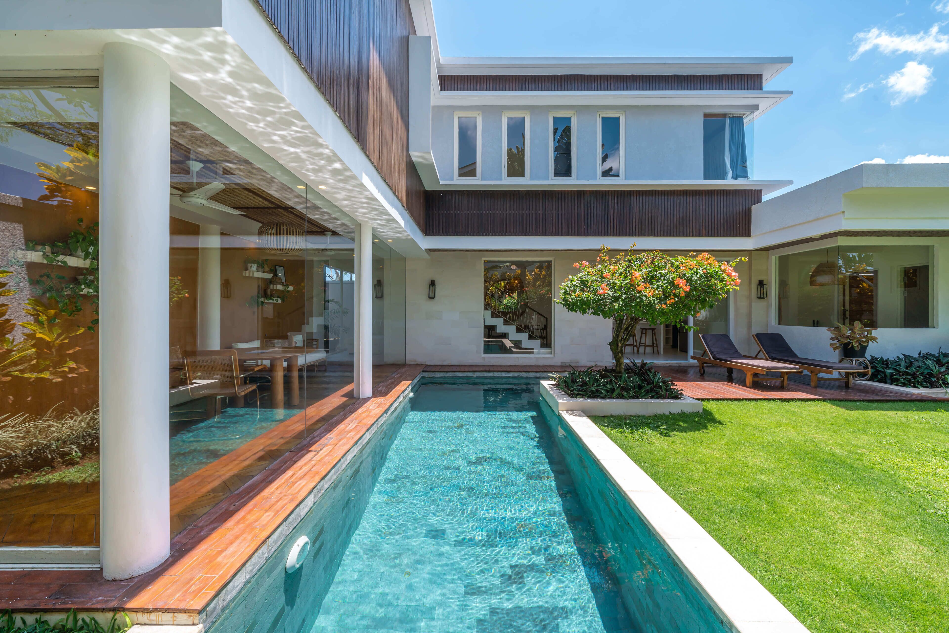 Outdoor pool, free cabanas