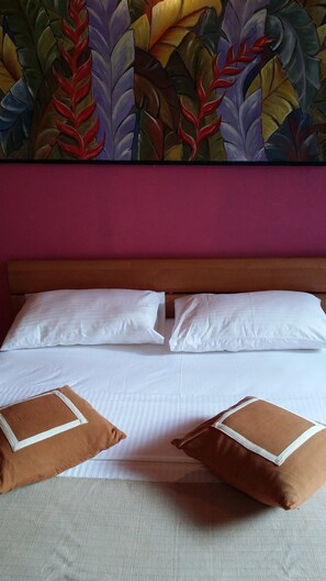 Standard Double Room | Bed sheets - Village Villa Home Stay (Kandy)