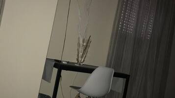 Decoración individual, escritorio, wifi gratis y ropa de cama