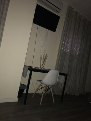 Decoración personalizada, escritorio, wifi gratis y ropa de cama 