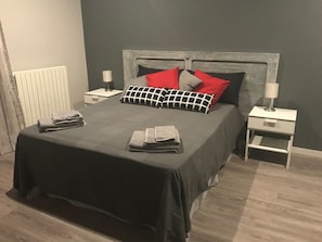 Suite – deluxe | Individuelt dekorert, skrivebord, wi-fi (inkludert) og sengetøy