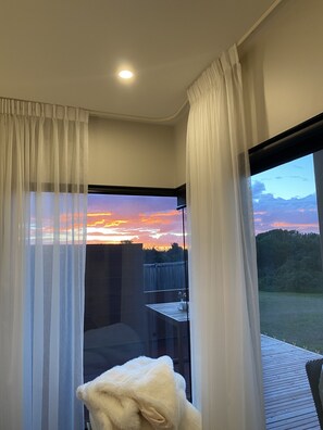 Minibar con artículos gratuitos y caja de seguridad en la habitación 