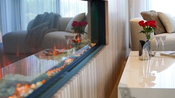 特色开间套房, 1 张特大床 | 迷你吧（备有免费物品）、客房内保险箱、特色家居、遮光窗帘