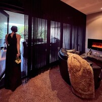 行政套房, 1 张特大床 | 起居区 | 智能电视、壁炉、Netflix