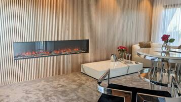 Signature Studio Suite, 1 King Bed | Living area | Smart TV, fireplace, Netflix