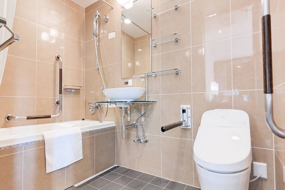 combined shower/bathtub, deep-soaking bathtub, free toiletries