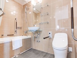 Bañera con ducha, bañera profunda, artículos de tocador gratuitos