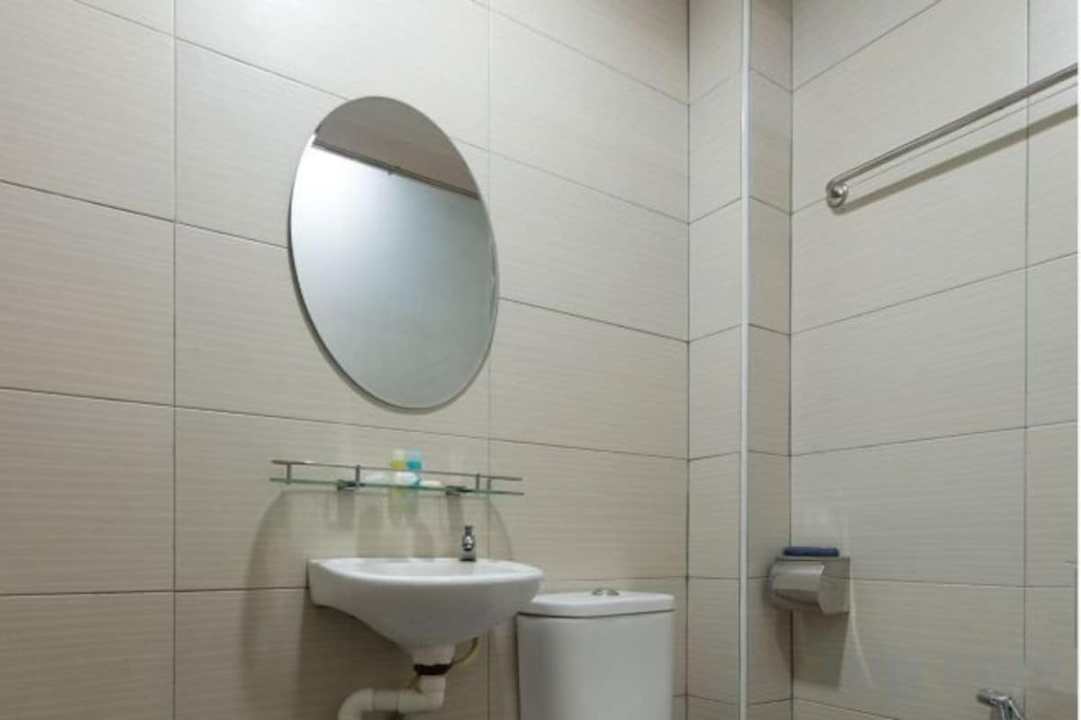 Ducha, artículos de tocador gratuitos, secador de pelo, bidet