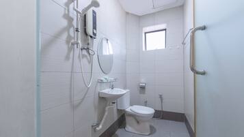 Family Suite | Bathroom | Shower, free toiletries, hair dryer, bidet
