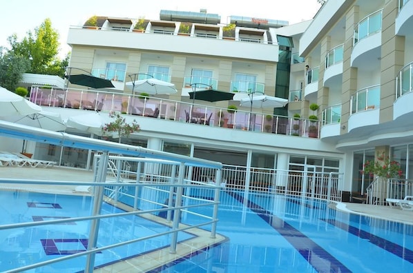 Sesongbasert utendørsbasseng