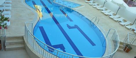 Kolam renang outdoor musiman