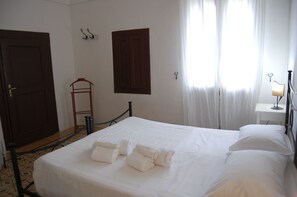 ألحفة محشوة بالريش وطراز فريد لكل وحدة وستائر تعتيم