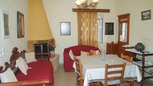 Una habitación con cama, una mesa de comedor y una chimenea.