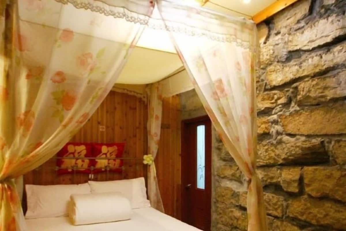 Soundproofing, free WiFi, bed sheets