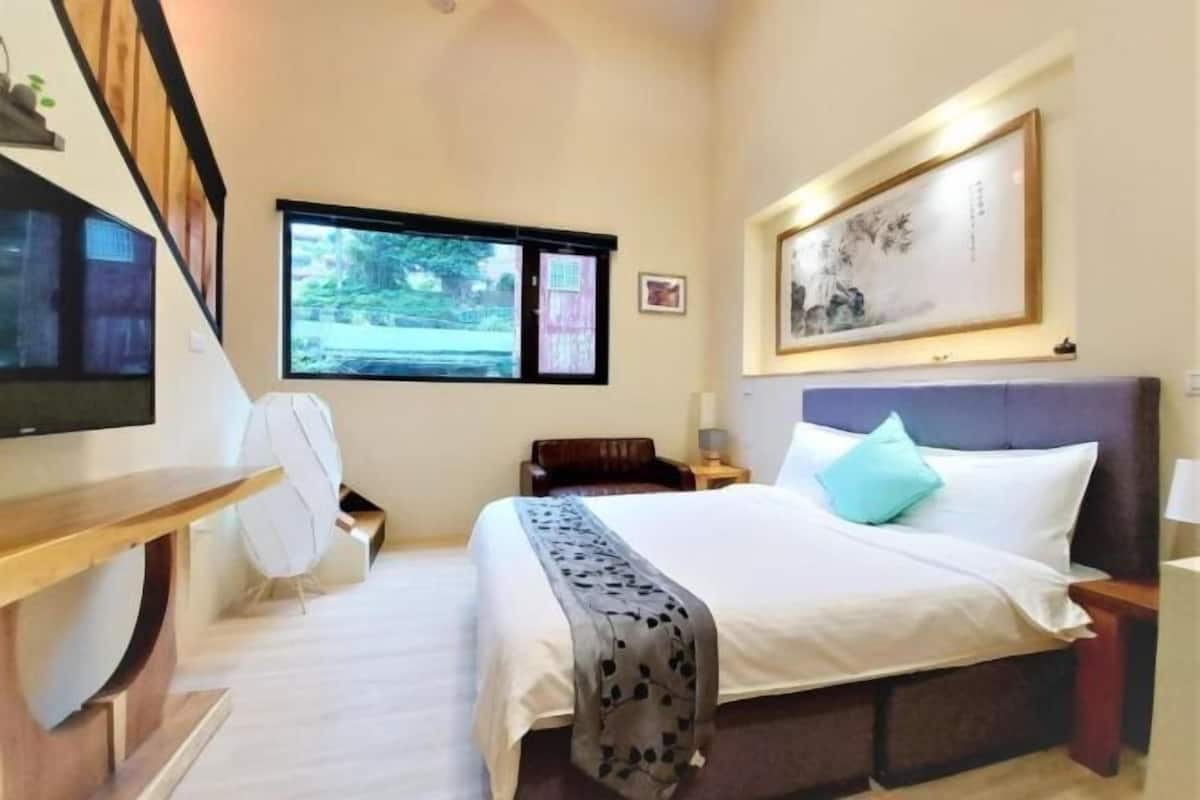 Soundproofing, free WiFi, bed sheets