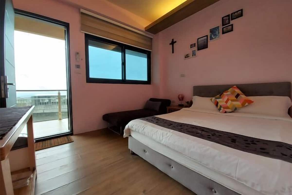 Soundproofing, free WiFi, bed sheets