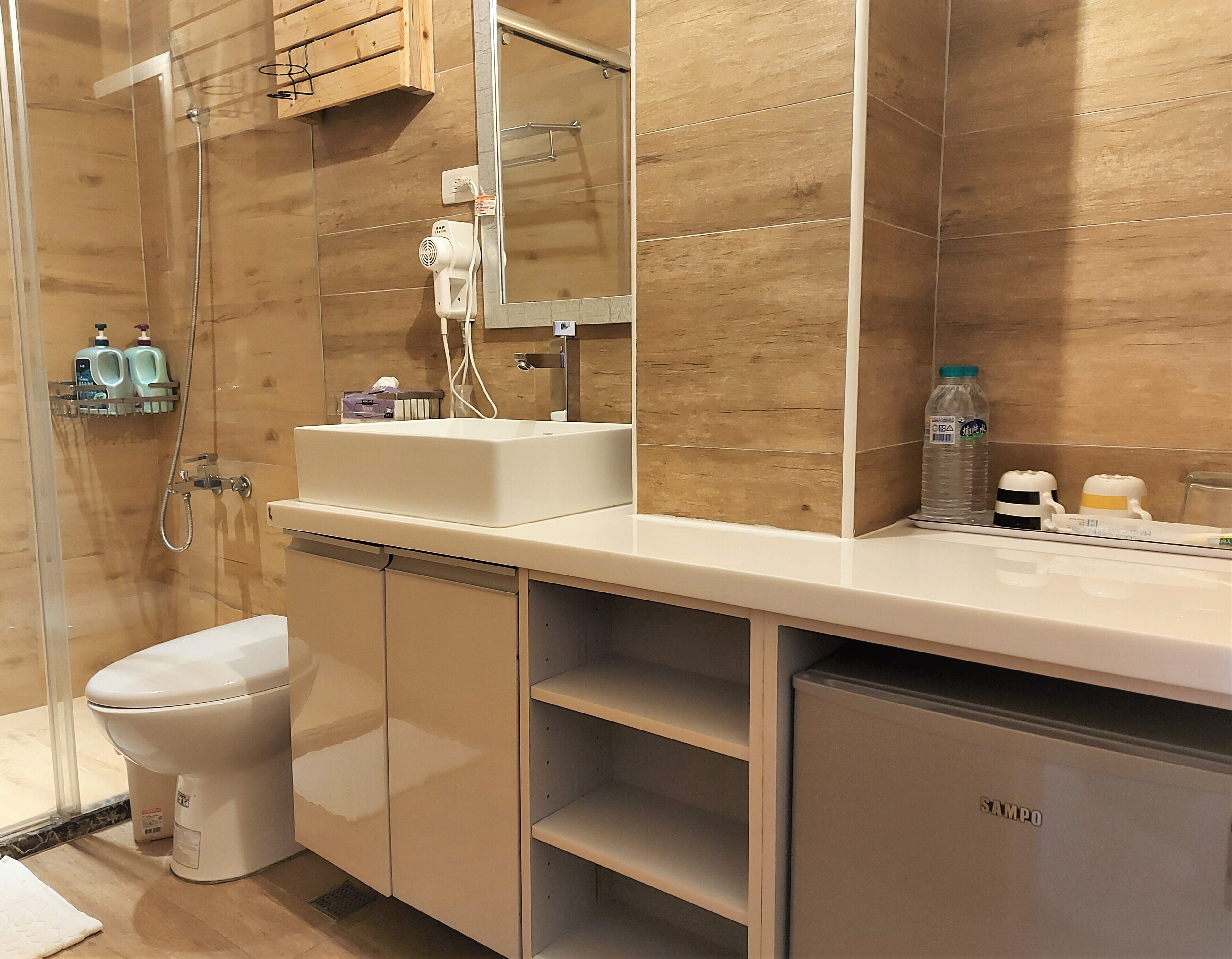 스탠다드 더블룸 (1F) | 욕실 | 샤워 시설, 레인폴 샤워기, 무료 세면용품, 헤어드라이어