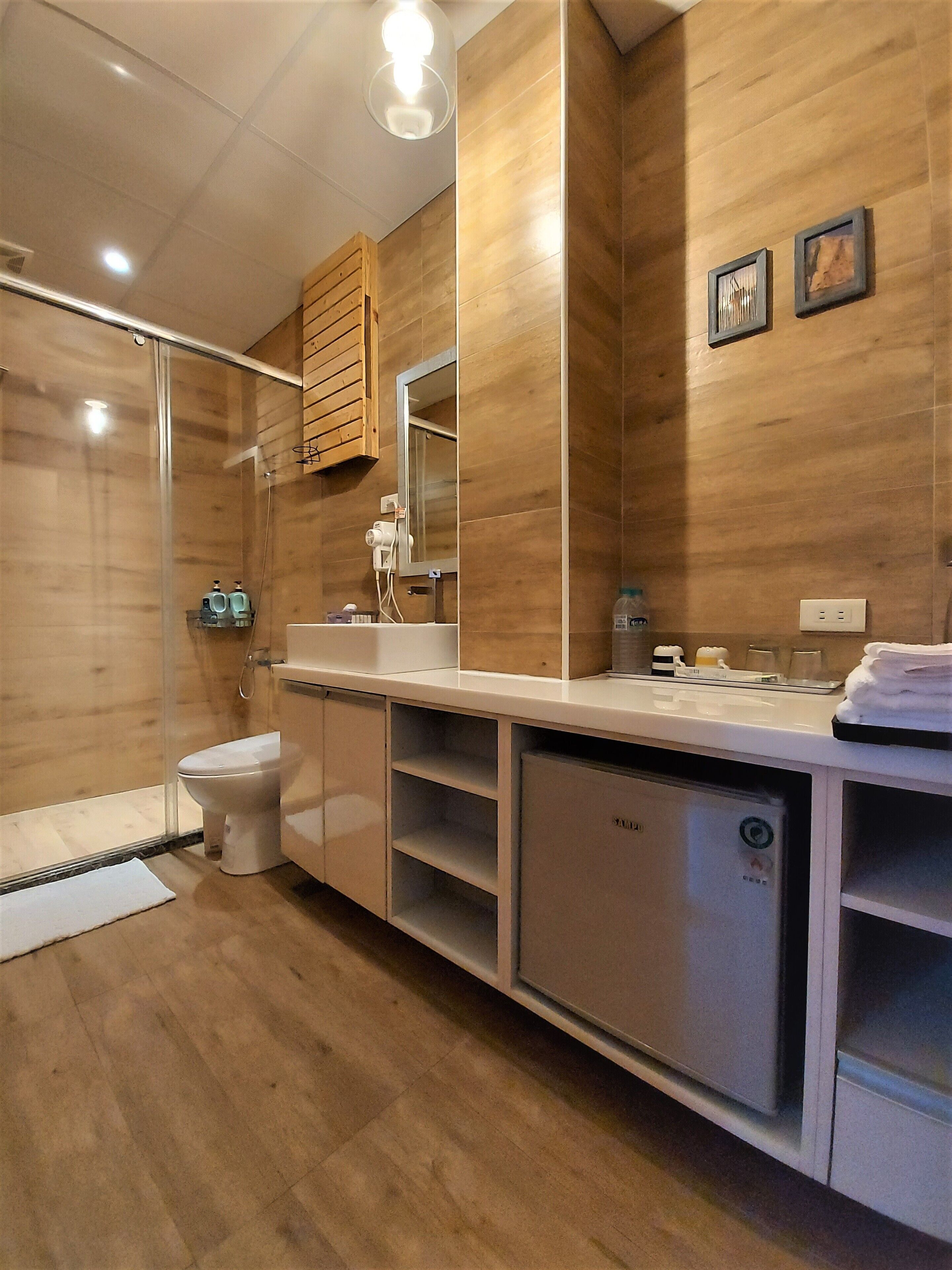 Quarto casal standard (1F) | Quartos à prova de som, Wi-Fi de cortesia, roupa de cama