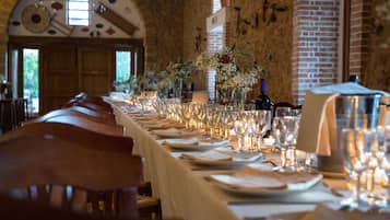 Petit déjeuner, déjeuner et dîner servis sur place