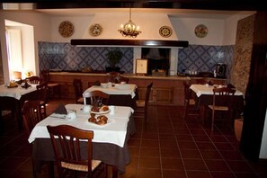 Se ofrece un desayuno bufé (5 EUR por persona)