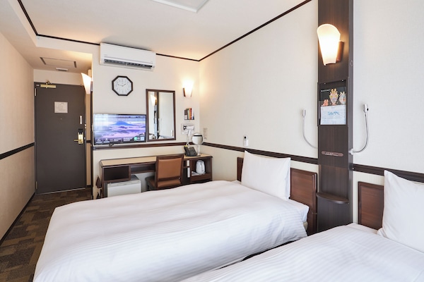 办公桌、免费 WiFi、床单