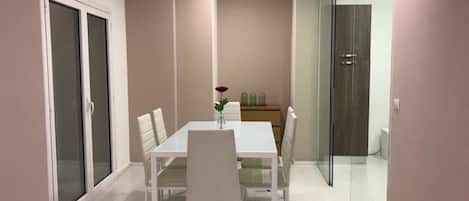 Exclusive-Apartment, 2 Schlafzimmer | Essbereich im Zimmer