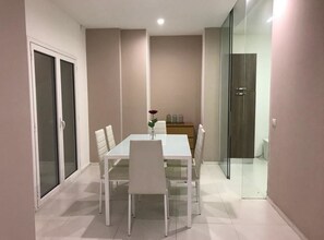 Exclusive Apartment, 2 Bedrooms | In-room dining - Smile Home (Catania)