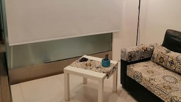 Departamento exclusivo, 2 habitaciones | Área de sala de estar | Televisión de pantalla plana