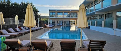 2 outdoor pools