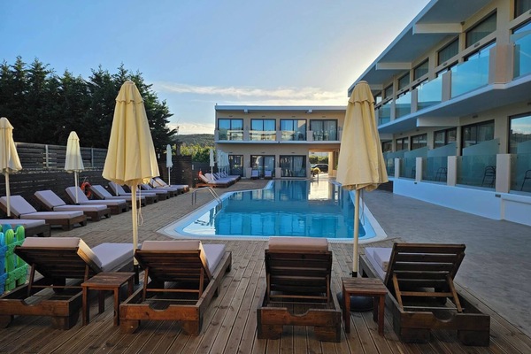 2 outdoor pools