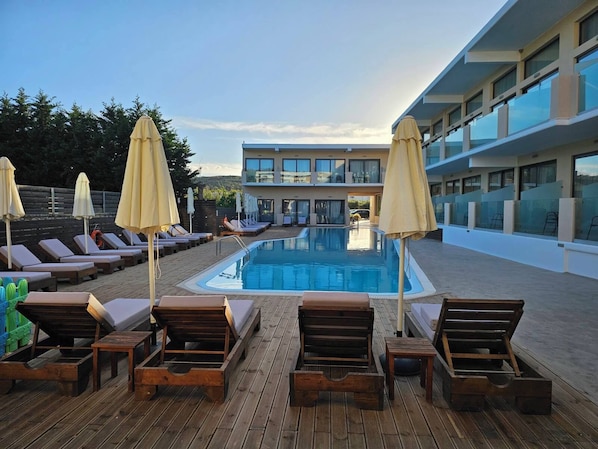 2 outdoor pools