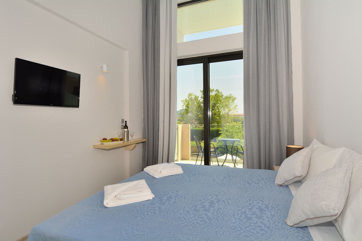 In-room safe, desk, free WiFi, bed sheets
