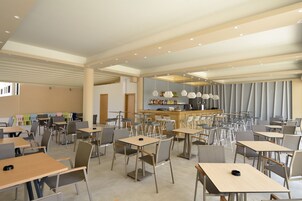 Free buffet breakfast 