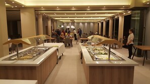 供应早餐、午餐和晚餐，地中海菜