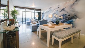 Luxury Apartment | In-room dining - Luxury apartment with mountain views (Cape Town)