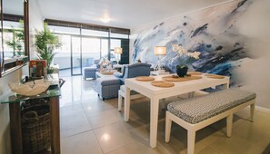 Luxury Apartment | In-room dining - Luxury apartment with mountain views (Cape Town)