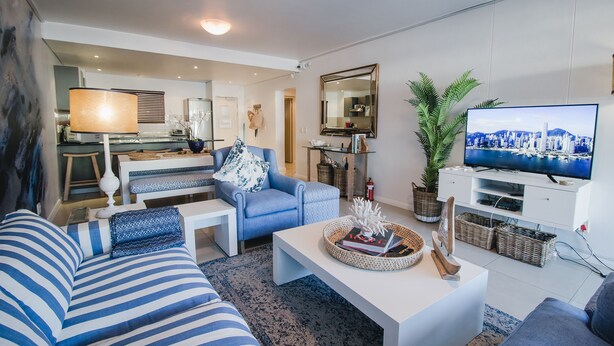 Luxury Apartment | Living area - Luxury apartment with mountain views (Cape Town)