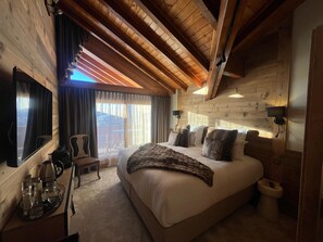 Suite Aurore | 房內夾萬、獨特設計、獨特裝修、書桌