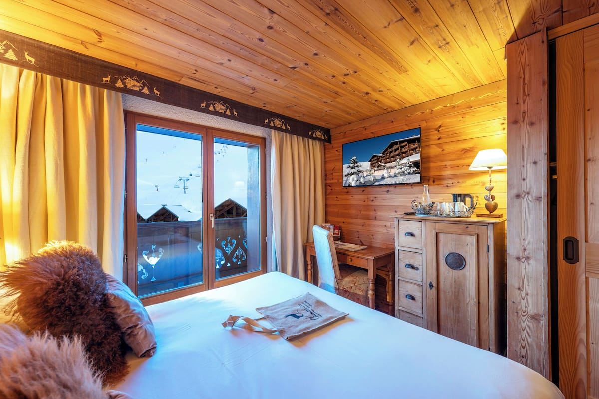 economy room | 1 bedroom, in-room safe, individually decorated, individually furnished