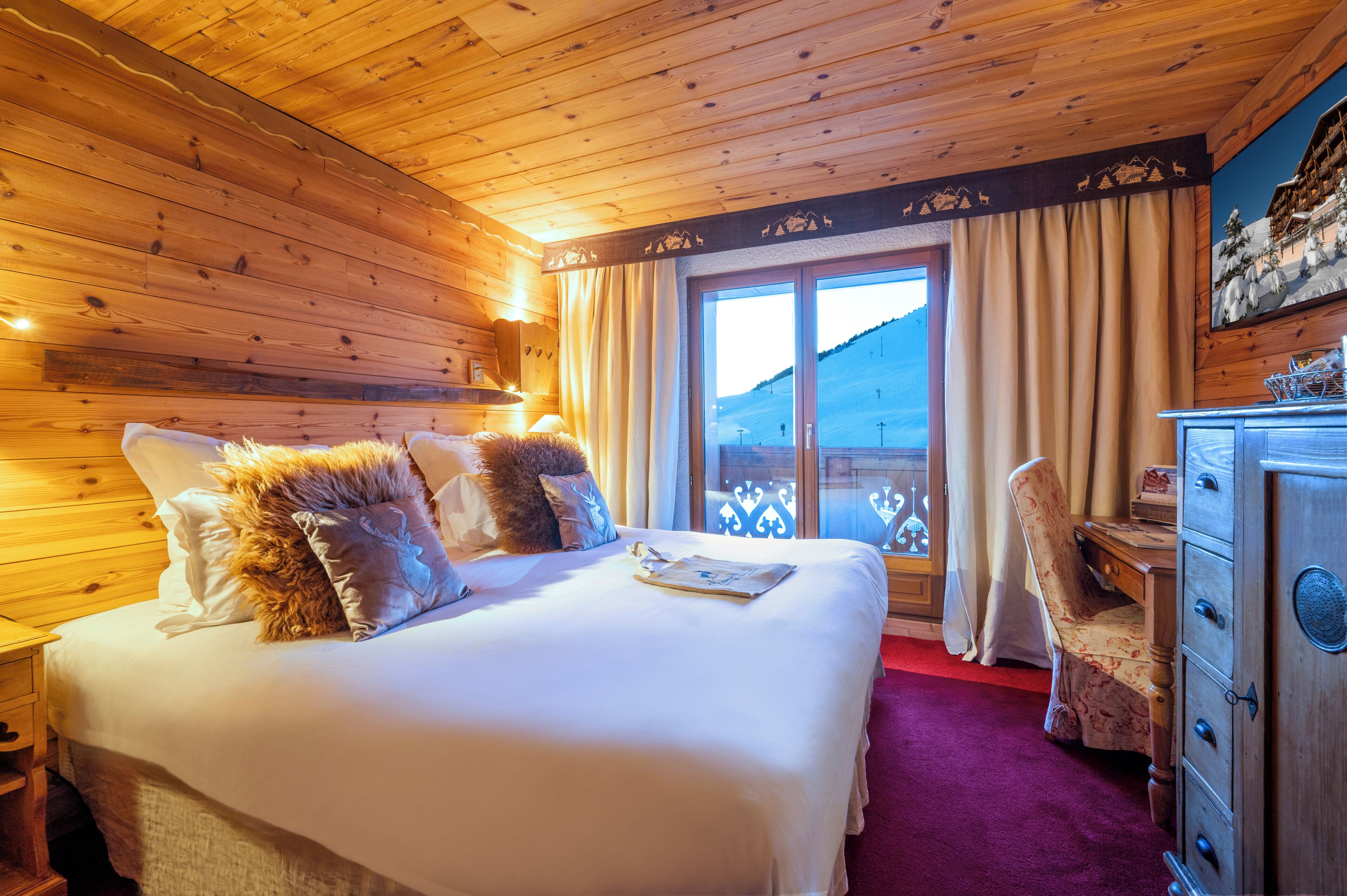 经济客房 | 客房内保险箱、特色装修、特色家居、办公桌