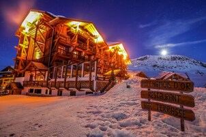Fachada de la propiedad por la tarde o noche