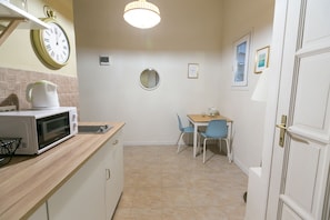 City Townhome, 1 Queen Bed | Private kitchen