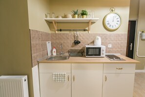 City Townhome, 1 Queen Bed | Private kitchen