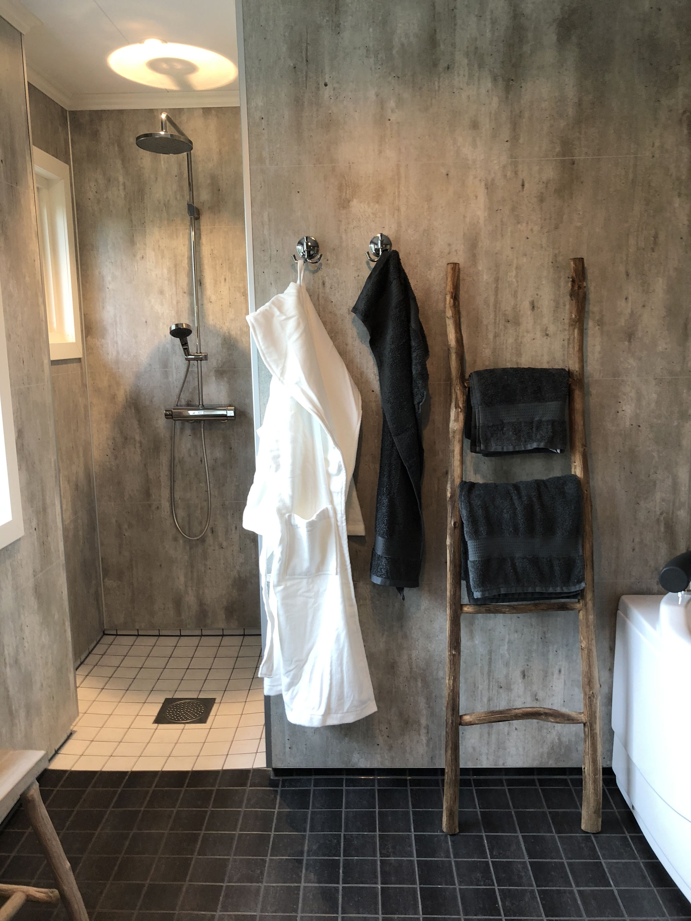 Separate tub and shower, jetted tub, free toiletries, hair dryer