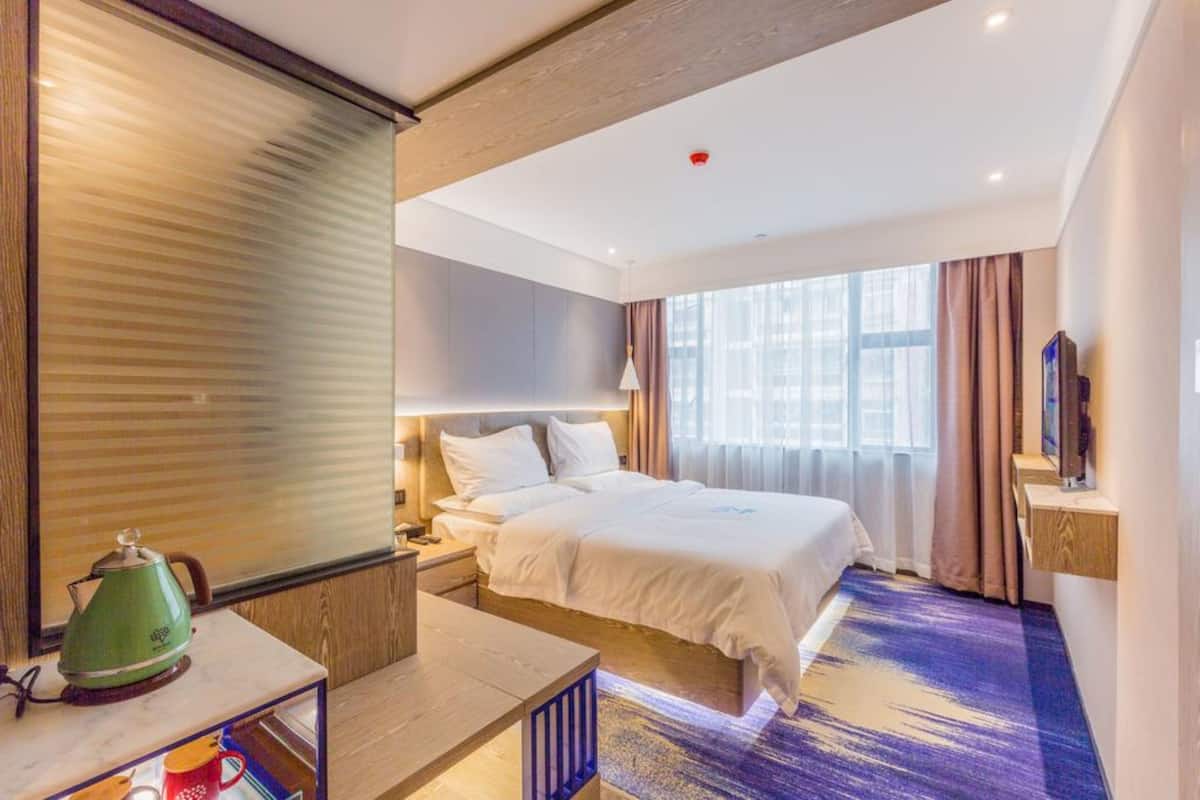 Kamar Double Standar | Meja kerja, tirai kedap cahaya, Wi-Fi gratis, dan seprai linen