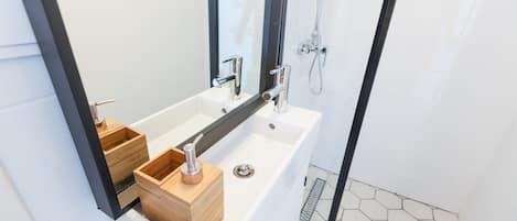 City Townhome, 1 Queen Bed with Sofa bed | Bathroom