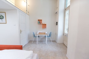 City Townhome, 1 Queen Bed with Sofa bed | In-room dining - Modern Ernesto I (Budapest)