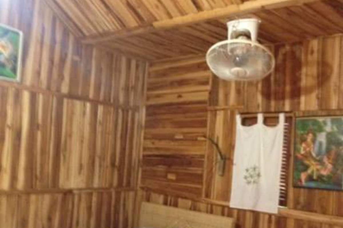 Teakwood Bungalow with Fan | Straujárn/strauborð, ókeypis þráðlaus nettenging