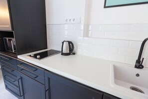 City Townhome, 2 Bedrooms | Private kitchen